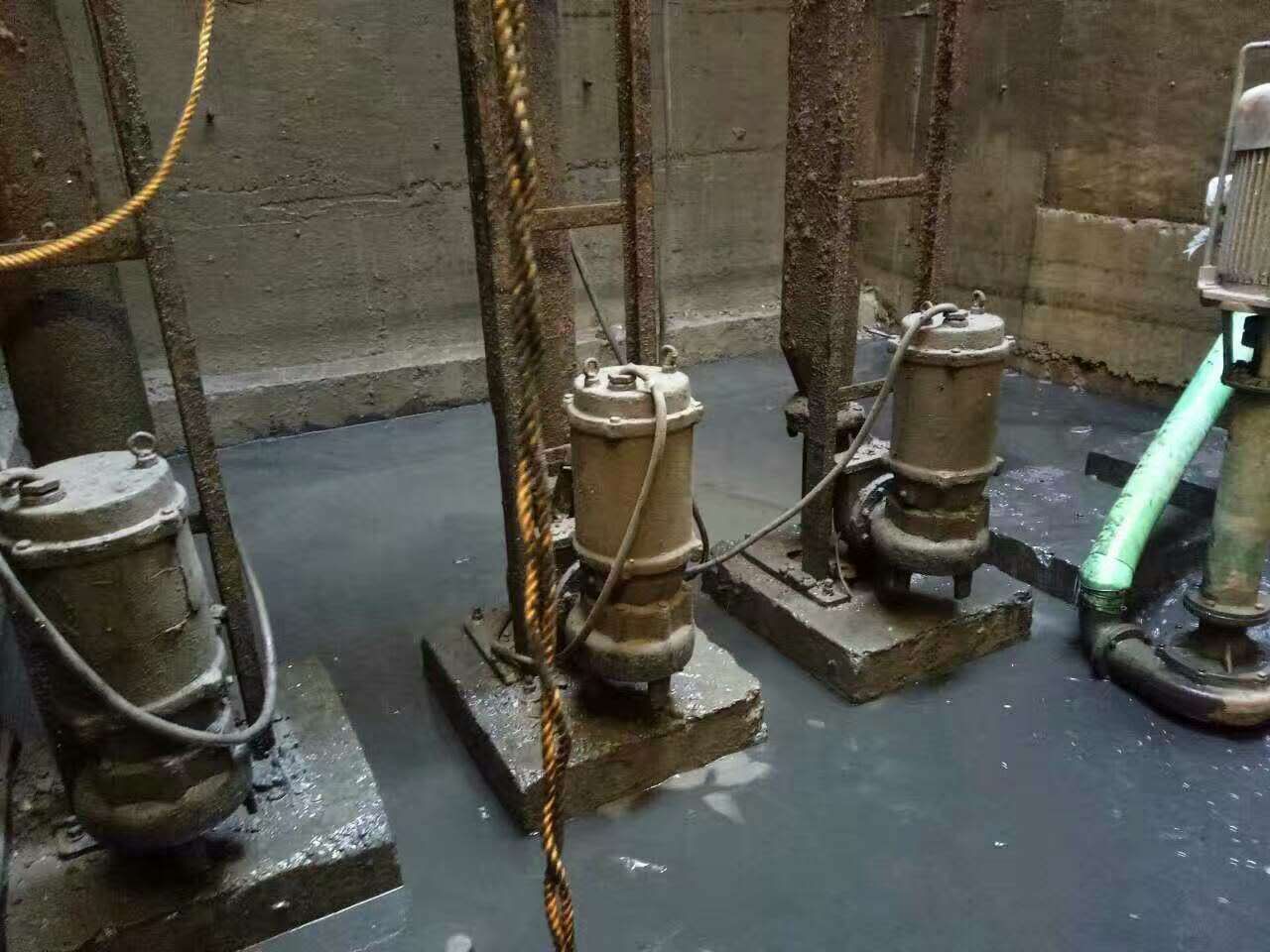 钦南污水池清理