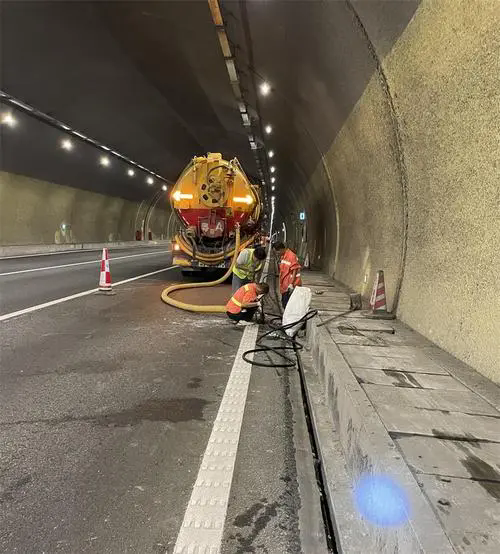 钦南隧道排水渠清淤